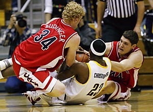 UA forwards Chase Budinger and Bret Brielmaier fight for the ball with Californias Patrick Christopher during Arizonas 70-65 win over the Golden Bears last night in Berkley, Calif. Budinger had 18 points and team-high 12 boards.
