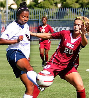 Sophomore forward London King, left, beats USCs Kelley Finch to the ball during Arizonas 0-0 double-overtime tie Sunday at Murphey Stadium. The Wildcats will try to break a 436-minute scoreless streak tomorrow at ASU