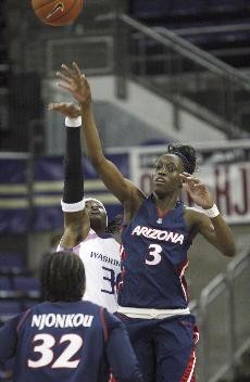 Wildcat forward Ify Ibekwe (3) passes to teammate Amina Njonkou (32) during a 65-51 Arizona win against Washington Thursday night in Bank of America Arena. Ibekwe got in early foul trouble, allowing Njonkou to record a double-double in the first half with 12 points and 11 rebounds and finish the game with 16 points and 16 boards.cer photo.