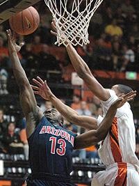 UA guard Nic Wise drives to the basket during Arizonas 81-45 win Thursday at Oregon State. Wise returned after missing the past seven games following knee surgery to score 15 points and dish out a game-high six assists in a game-high 34 minutes.