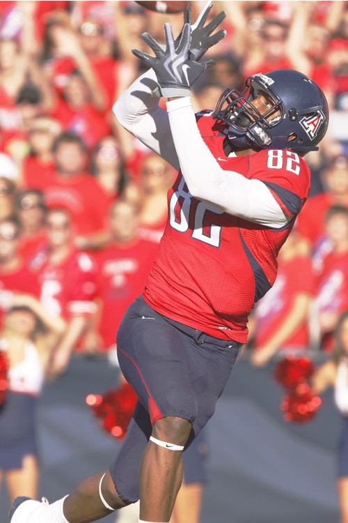Sophomore+receiver+Juron+Criner+keeps+his+eyes+on+the+ball+during+Arizona%3Fs+27-13+victory+over+the+UCLA+Bruins+Saturday.+Criner+hauled+in+two+touchdown+passes+from+quarterback+Nick+Foles+as+the+offense+did+enough+to+get+a+win+and+the+defense+dominated.