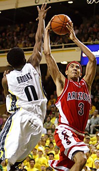 UA forward Marcus Williams rises to the basket against Oregon guard Aaron Brooks in Arizonas 77-74 win over the then-No. 13 Ducks on Saturday in Eugene, Ore. The 6-foot-7 Williams partly drew the assignment of guarding the 6-foot Brooks and held him to 2-of-14 from the field.