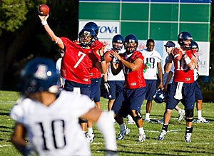 Junior quarterback Willie Tuitama (7) throws a pass to wide receiver Mike Thomas (10) during a drill at the Rincon Vista Complex on Thursday. It was the first of many fall practices in preparation for the first game of the season on Sept. 1 at BYU.