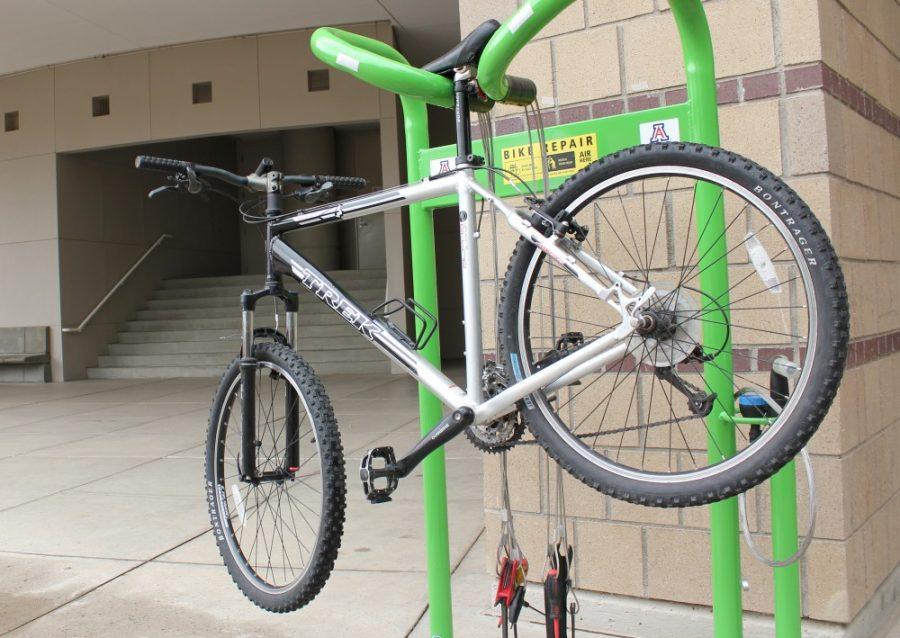 Amer+Taleb%2FArizona+Daily+Wildcat%0A%0ANew+self-serve+bike+repair+stations+installed+across+the+UA+campus+help+students+make+a+quick+fix+on+the+go.