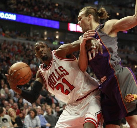 Chicago Bulls&apos; Hakim Warrick (21) gets entangled with Phoenix Suns&apos; Louis Amundson during the second quarter of NBA action at the United Center in Chicago, Illinois, on Tuesday, March 30, 2010. The Suns defeated the Bulls, 111-105. (Nuccio DiNuzzo/Chicago Tribune/MCT)