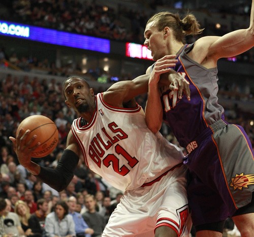 Chicago Bulls' Hakim Warrick (21) gets entangled with Phoenix Suns' Louis Amundson during the second quarter of NBA action at the United Center in Chicago, Illinois, on Tuesday, March 30, 2010. The Suns defeated the Bulls, 111-105. (Nuccio DiNuzzo/Chicago Tribune/MCT) 