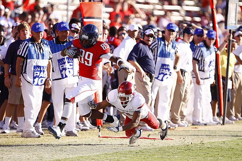 Kick return man Travis Cobb scoots along the sideline in Arizonas win over the Cougars