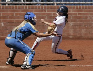 UCLA catcher Jennifer Schroeder tags UA pinch runner Cyndi Duran out at the plate in the Bruins 2-1 win at Hillenbrand Stadium yesterday. The No. 9 Wildcats won 2 of 3 over the weekend after beating the No. 4 UCLA 8-0 Saturday and No. 25 Washington 5-4 on Friday.