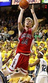 Arizona forward Chase Budinger drives to the basket during the second half of the No. 24 Wildcats 77-74 win at No. 13 Oregon Saturday. Budinger led the Wildcats with 30 points and 10 rebounds while hitting 12 of 21 shots.