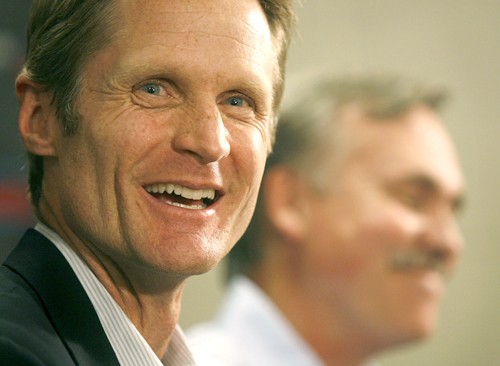 Phoenix Suns General Manager Steve Kerr and coach Mike DAntoni take questions during a press conference on the trade that will bring Shaquille ONeal to the Phoenix Suns in Phoenix, Arizona, Wednesday, February 6, 2008. (Ralph Freso/East Valley Tribune/MCT)