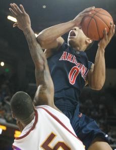 Arizona guard Jerryd Bayless fights off two defenders in last nights 56-52 loss to Stanford in Maples Pavilion. It was the Wildcats third consecutive Pac-10 loss.