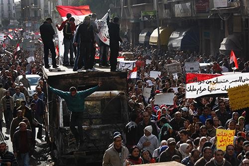 Pro-democracy protestors held signs in Arabic and English calling on President Hosni Mubarak to resign, onFebruary 1, 2011, in Cairo, Egypt. 