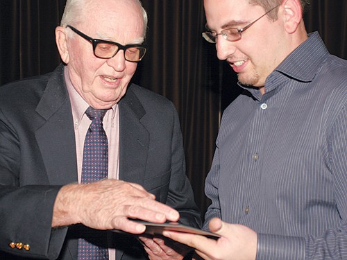 Arizona Daily Wildcat

Former Student Publications Director Clyde Lowery presents the Lowery Award for Professionalism and Integrity to Daily Wildcat editor in chief Brett Fera in 2005.