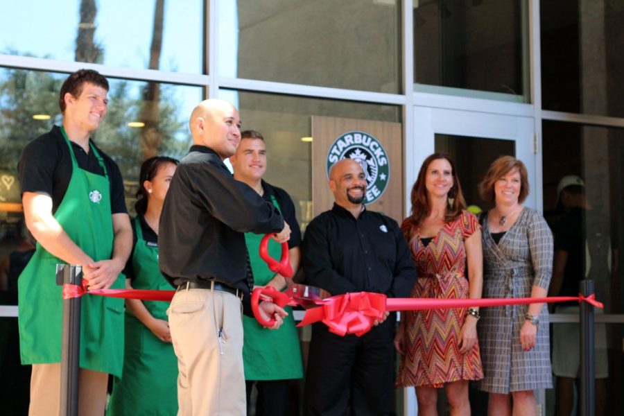Amy+Johnson%2F+Arizona+Daily+Wildcat%0A%0AR.J.+Mitt%2C+supervisor+of+the+new+Starbucks%2C+prepares+to+cut+the+ribbon+alongside+members+of+the+Grand+Opening+Ceremony+on+Tuesday%2C+Sept.+17.+Attendees+included+students%2C+Main+Library+staff+and+supervisors+from+the+Student+Union.