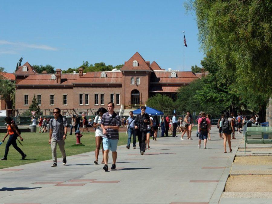 Lili+Steffen%2F+Arizona+Daily+Wildcat%0AStudents+walk+through+the+UA+Mall+to+get+to+class+on+Monday.+The+UA+has+moved+up+in+rankings+for+U.S.+universities.