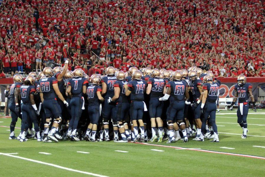 Tyler+Baker+%2F%2F+The+Daily+Wildcat%0A%0AThe+UA+football+team+gathers+before+the+start+of+the+season+opener+against+NAU+on+Friday.