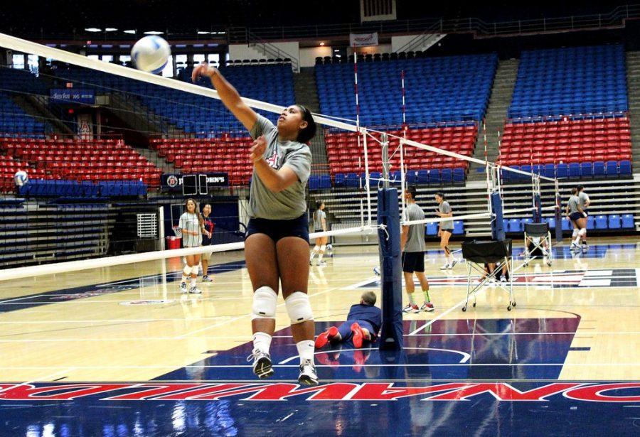 Alexander+Plaumann%2F+The+Daily+Wildcat%0A%0APenina+Snuka+a+freshman+setter+for+the+UA+volleyball+team+practices+in+the+McKale+Center+on+Wednesday.+