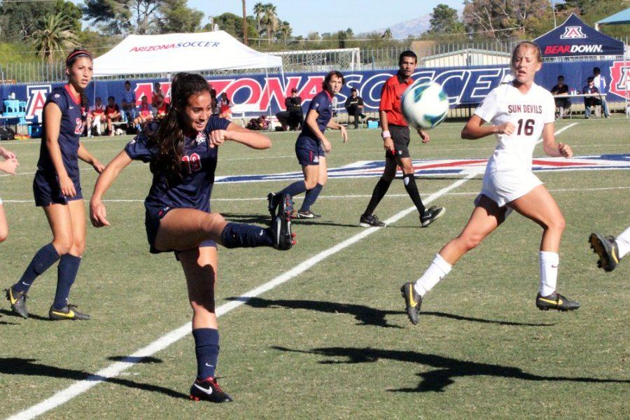 Amy+Phelps+%2F+The+Daily+Wildcat%0A%0AUA+junior+midfielder+Julia+Glanz+kicks+the+ball+against+ASU+on+Thursday+at+home.++The+Wildcats+defeated+ASU+2-0.++