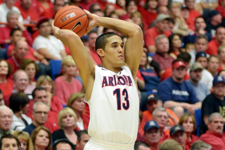 Tyler+Baker%2F+The+Daily+Wildcat%0A%0AJunior+guard+Nick+Johnson+looks+to+pass+the+ball+during+the+54-76+win+against+Oregon+State+at+McKale+Center+on+Sunday.