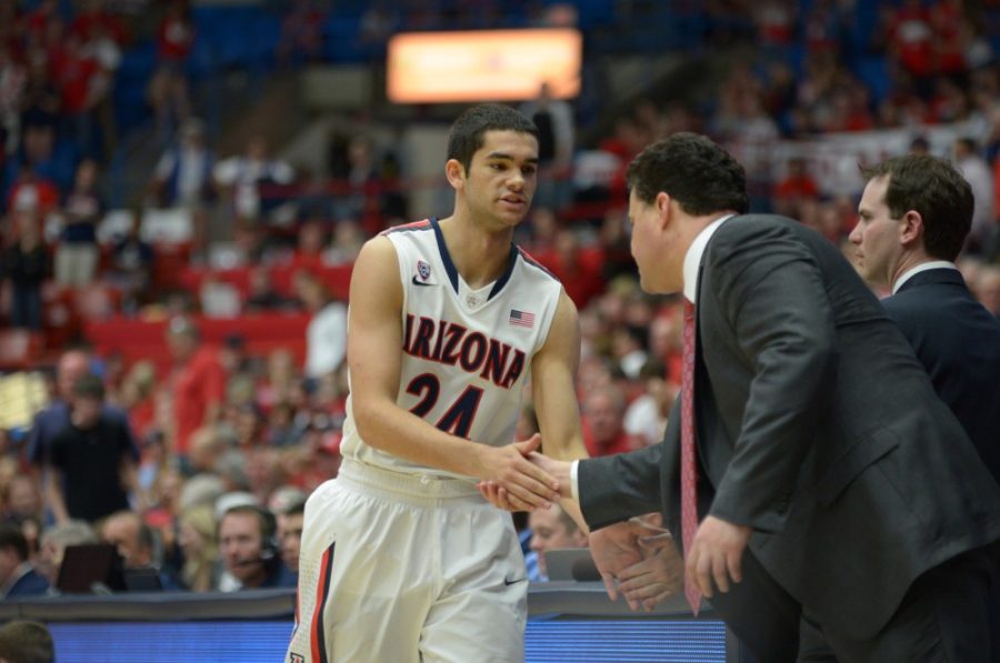 Tyler+Baker+%2F++The+Daily+Wildcat%0A%0AElliot+Pitts+shakes+hands+with+head+coach+Sean+Miller+after+Arizonas+54-76+win+against+Oregon+State+at+McKale+Center+on+Sunday.