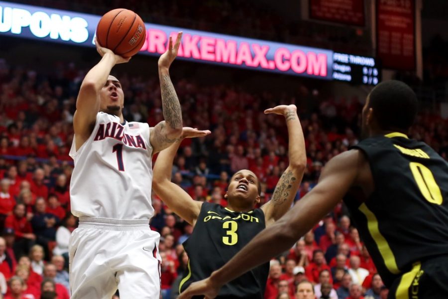 Sophomore+guard+Gabe+York+shoots+a+field+goal+during+the+first+half+of+Arizona+vs+Oregon+basketball+game+at+McKale+Center+on+Thursday.+Arizona+leads+Oregon+38-37+at+the+half.