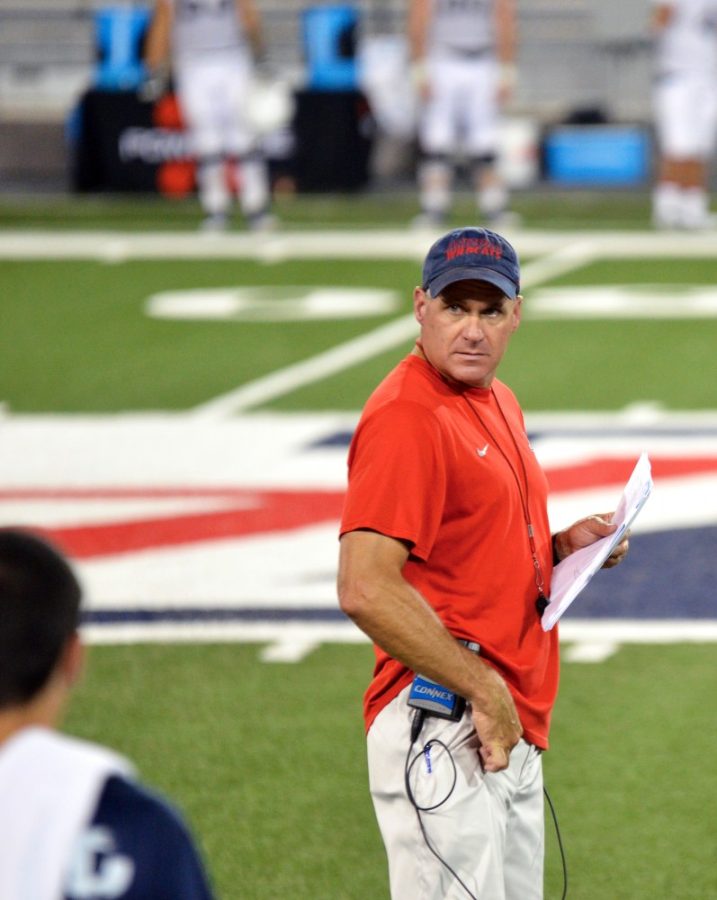 Arizona+football+head+coach+Rich+Rodriguez+sizes+up+his+players+during+the+Beanie+Bowl+scrimmage+Wednesday%2C+Aug.+26.