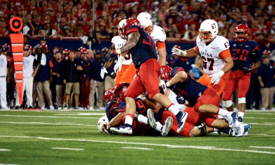 Arizona+linebacker+Scooby+Wright+III+%2833%29+heads+toward+the+pileup+while+playing+against+UTSA+in+Arizona+Stadium+on+Thursday%2C+Sept.+3.+Wright+was+injured+in+the+first+quarter.