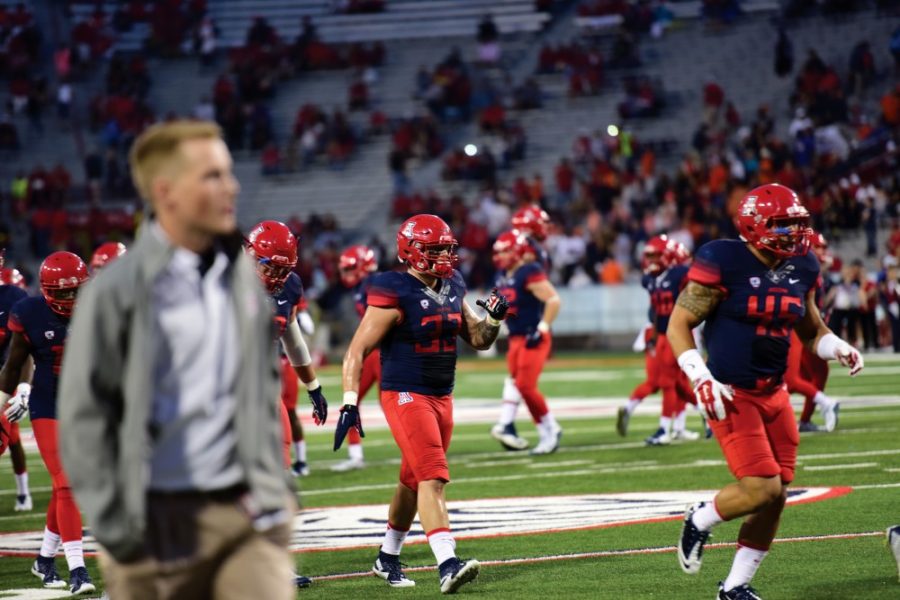 Arizona+linebacker+Scooby+Wright+III+%2833%29+walks+onto+the+field+in+Arizona+Stadium+on+Thursday%2C+Sept.+3+before+the+Wildcats+season+opener+against+UTSA.+Wright+suffered+a+lateral+meniscus+tear+in+the+first+quarter+of+the+game.