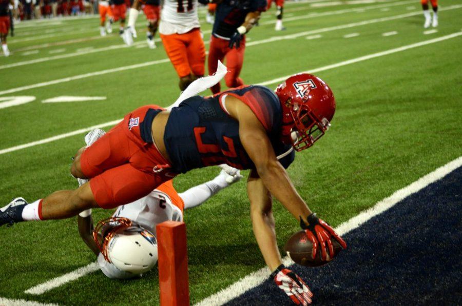 Arizonas+Johnny+Jackson+dives+into+the+end+zone+for+a+touchdown+tackled+by+number%26%23160%3B2+of+UTSA+on+Thursday%2C+Sept.+3%2C+2015.