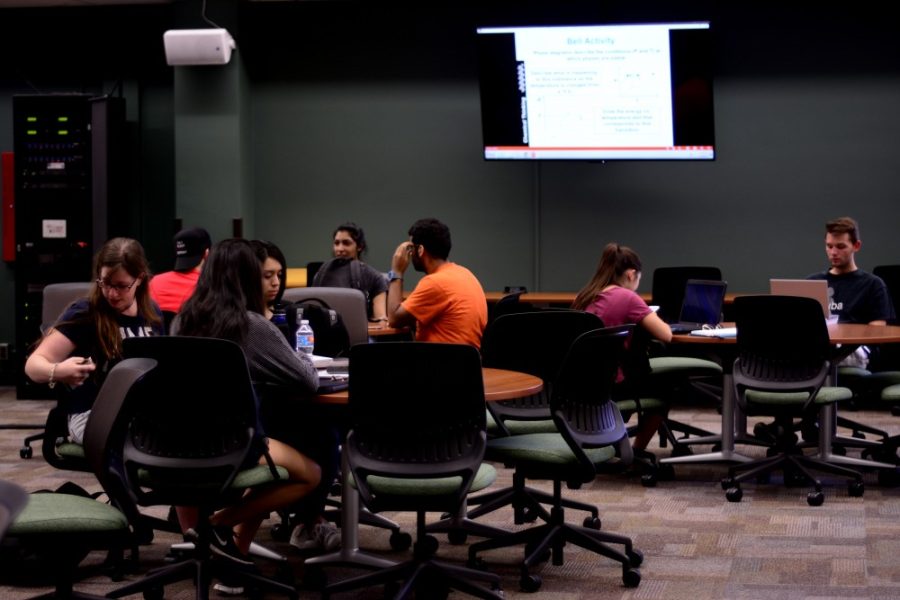 Students settle in for their chemistry class in the Science-Engineering Library, Room 200S, on Friday, Sept. 18. Room 200S is a collaborative learning space that offers students the opportunity to learn in a more active environment.