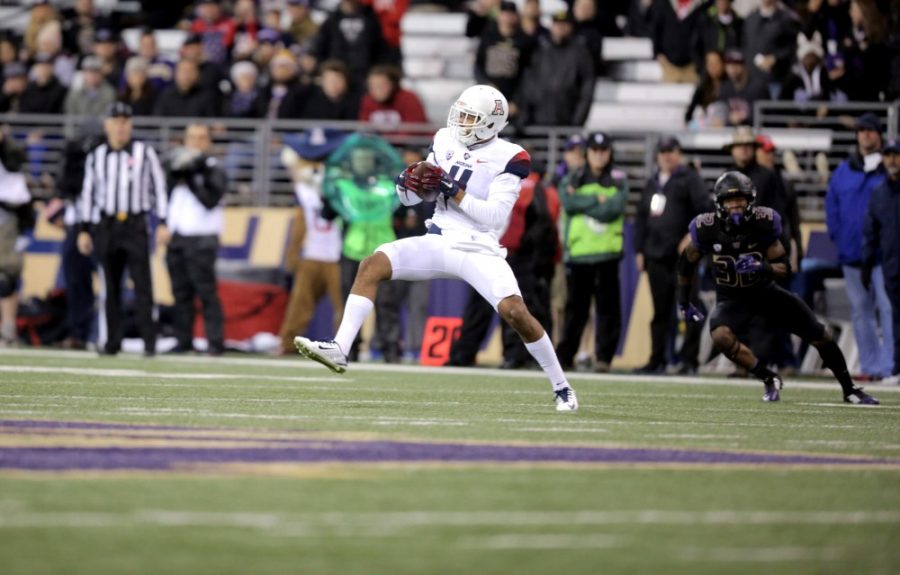 Wide+Reciever+David+Richards+%284%29+catches+a+pass+at+Husky+Stadium+on+Saturday%2C+Oct.+31.+Photo+Courtesy+of+The+UW+Daily.