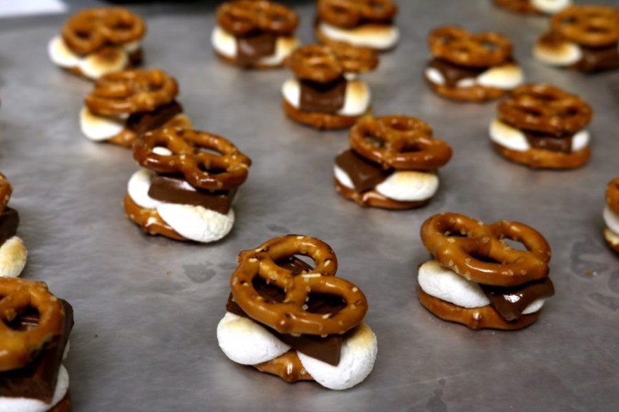 These pretzel s’mores are simple to make and are the perfect treat for this holiday season.  With only four ingredients and a few minutes in the oven, they’re perfect to make for family and friends, for a holiday party dessert, or as a finals survival treat.