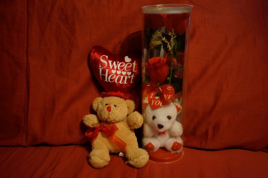 Different variations of teddy bear gifts. Valentine’s Day is the perfect oppurtunity to give teddy-bear love to that special someone.
