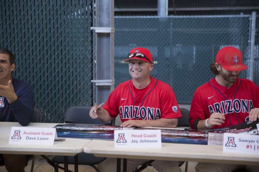 Arizona+baseball+head+coach+Jay+Johnson+signs+team+posters+at+the+Baseball+Alumni+Reunion+on+Friday%2C+Jan.+29.+Johnson+will+follow+in+the+footsteps+of+former+coach+Andy+Lopez.