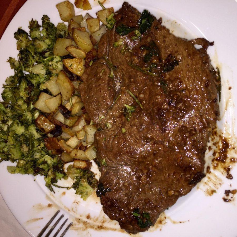 Homemade+garlic-seared+steak%2C+prepared+in+only+15+minutes.+This+steak+can+be+easily+prepared+by+college+students+tired+of+eating+campus+food.%0A