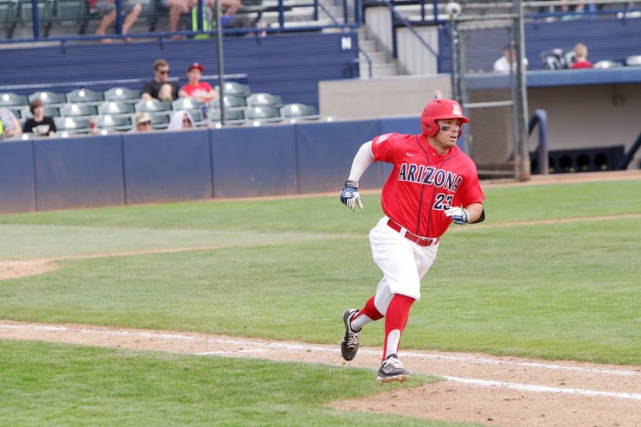 Arizona outflieder Zach Gibbons (23) races toward first base during Arizonas 11-5 victory of St. Marys on March 2. 