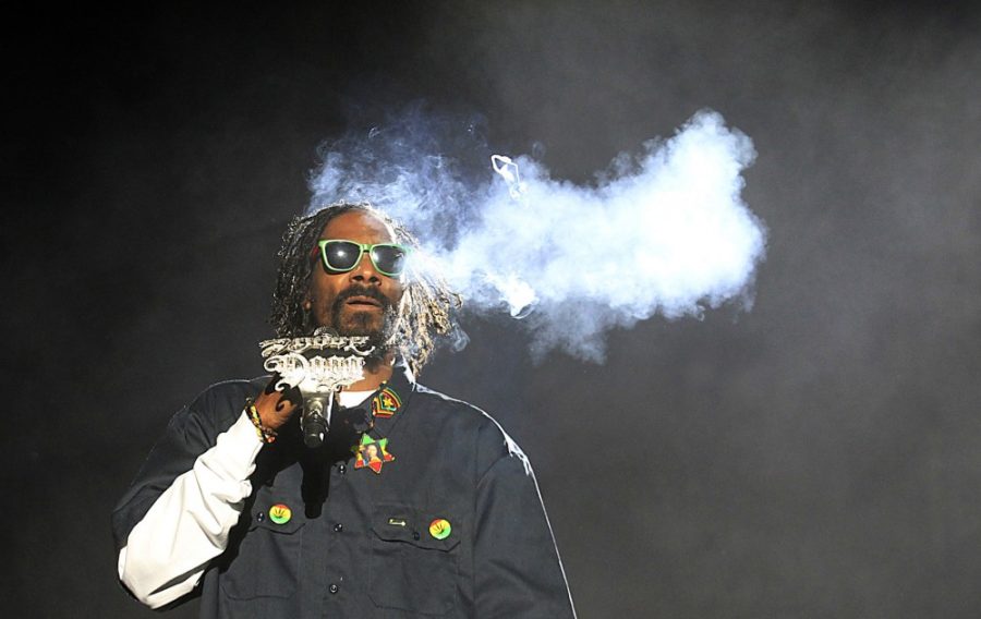 Snoop+Dogg+smokes+a+blunt+onstage+at+the+Coachella+Valley+Music+and+Arts+Festival+on+April+13%2C+2012+in+Indio%2C+California.+Musicians+frequently+use+marijuana+because+they+believe+it+affects+how+they+hear+music.
