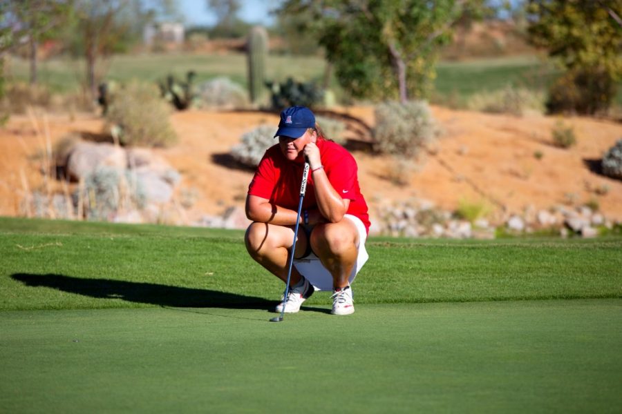 Arizona+golf+athlete+Haley+Moore+eyes+a+put+during+a+practice+on+Wednesday%2C+Oct.+19.