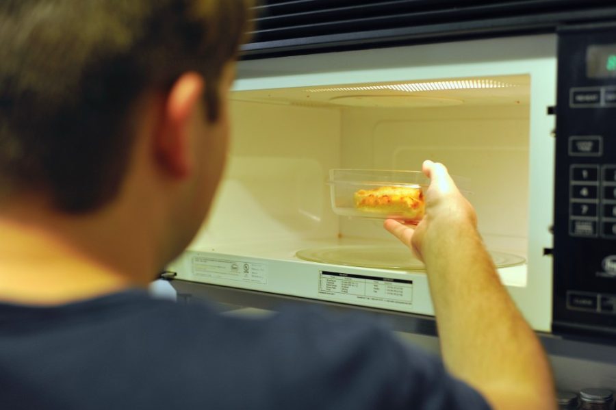There are many recipes that students can make using only the microwave in their dorm room. 