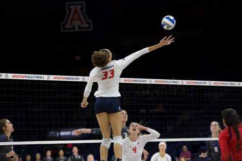 University of Arizona's Jade Turner (33) reaches for the ball during the UA-GCU match on Friday, Sept. 1.