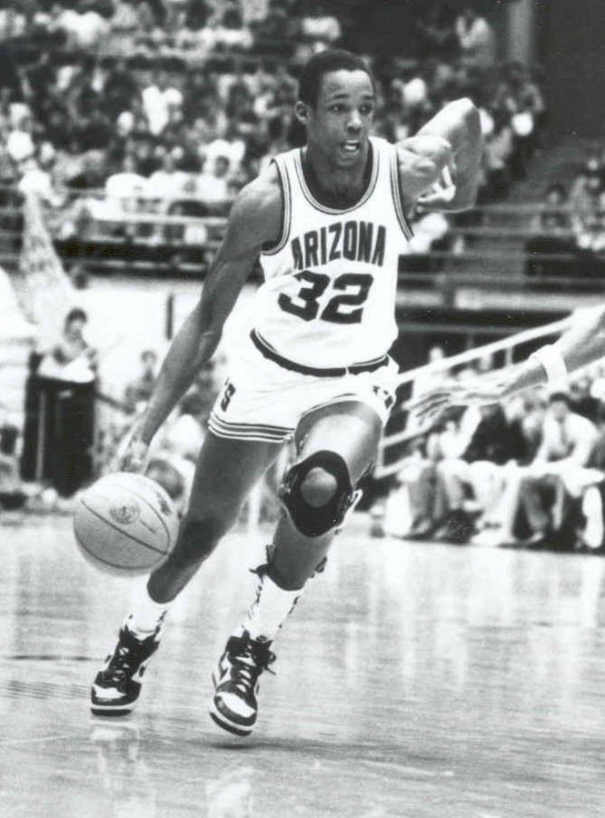 Sean Elliott led the Wildcats to their first Final Four in the 87-88 season and was selected as Pac-10 Player of the Year.