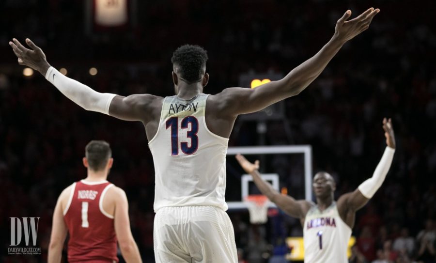 Deandre+Ayton+hypes+up+the+crowd+as+the+clock+winds+down+against+the+Alabama+Crimson+Tide.