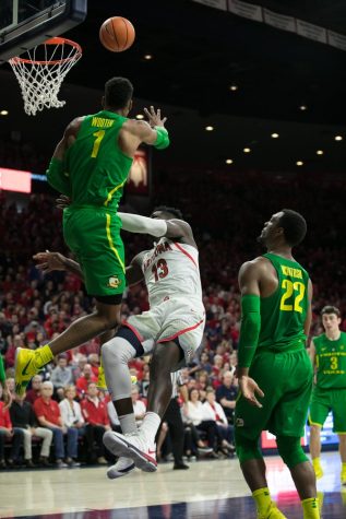  Behind big nights from Deandre Ayton and Allonzo Trier, Arizona fends off a hot Oregon team to pick up its 14th win of the season. 