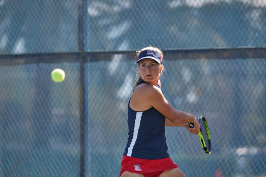 Arizonas+Talya+Zandberg+prepares+to+hit+the+ball+back+to+her+opponent+during+a+match+vs+The+University+of+Houston+on+Feb.+11%2C+at+the+Robson+Tennis+Center%2C+in+Tucson%2C+Ariz.