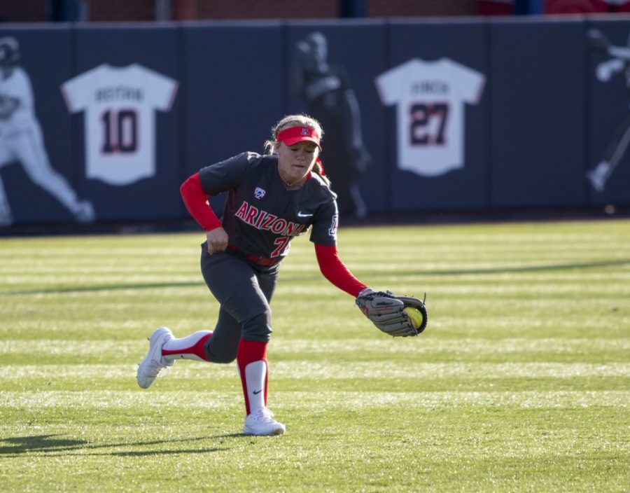 Arizona+infielder+Hanah+Bowen+%287%29+catches+an+incoming+ball+during+the+Arizona-Alabama+on+Saturday+Feb.+16+in+Tucson%2C+Ariz.+in+the+Hillenbrand+Stadium.+The+Wildcats+lost+to+Alabama+1-6.