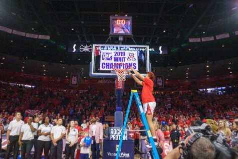 Semaj Smith cuts the championship net on Apr. 6 in Tucson, Ariz.