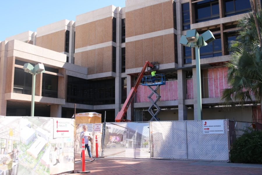 While the Main Library is under construction, signs are placed along the fences to help students find the entrance to the library and other buildings nearby. 