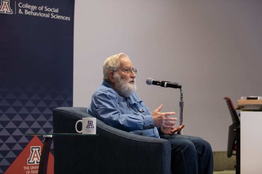 Professor+Noam+Chomsky+gave+students+to+ask+questions+directly+to+him+at+his+Office+Hours+on+Oct.+2+in+the+Environmental+and+natural+Resources+2+Building.