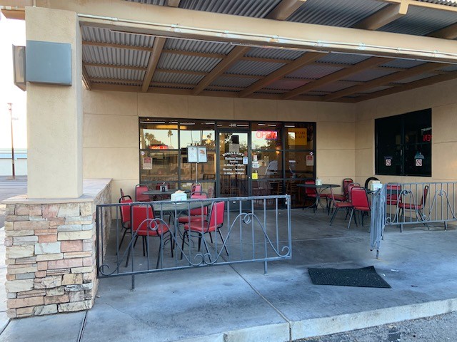 Patio+seating+of+Wings+%26+Rice.