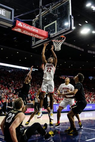 Zeke Nnaji (22) successfully dunks the ball into the basket.